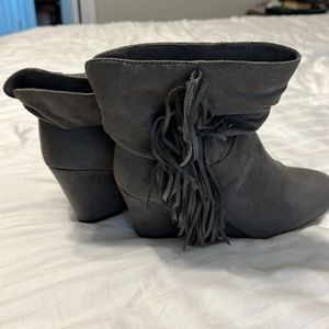 You EUC American Eagle gray suede like boots
